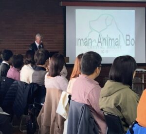 日野市犬の飼い方講習会、藤井聡先生による人と犬との関係性について説明している