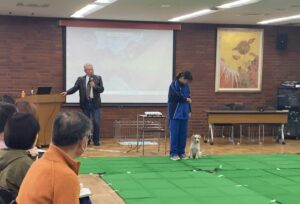 日野市犬の飼い方講習会。藤井聡先生の解説による、実際に犬を使って躾の基本について説明している