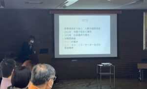 日野市犬の飼い方講習会。獣医師による犬の予防医学について説明している。