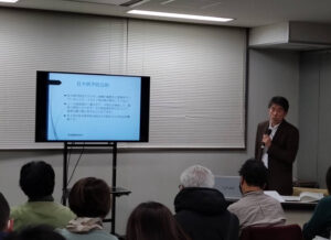 大窪武彦先生が犬の予防医学と防災対策について説明をしている様子