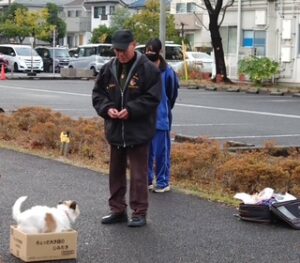 藤井聡先生が実際に犬を使ってしつけを基本を説明している様子