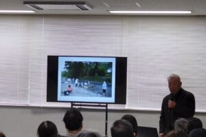 藤井聡先生が座学でしつけを基本を解説している様子