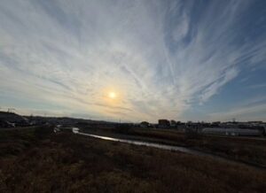 夕空の下を静かに流れる川の風景